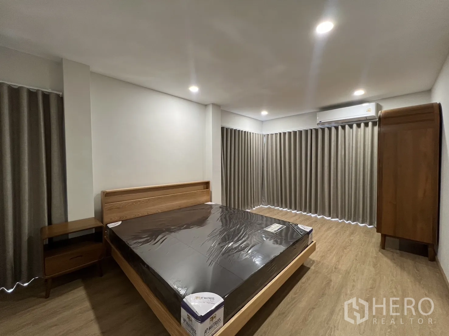 Detached House for rent in Saphan Sung, Bangkok - Spacious master bedroom with king bed, wood furniture and curtains.