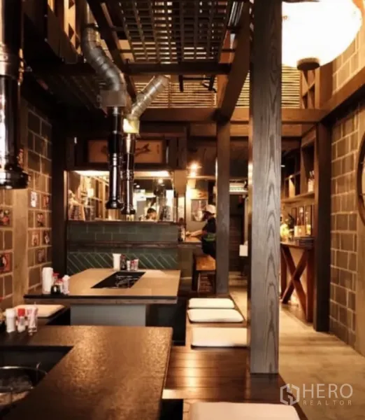 อาคารพาณิชย์ ให้เช่าในBang Rak, Bangkok - อินทีเรียร์โทนไม้และอิฐ โต๊ะบิวต์อินและท่อดูดควัน เหมาะทำร้านอาหาร