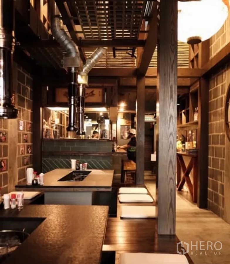 อาคารพาณิชย์ ให้เช่าในBang Rak, Bangkok - อินทีเรียร์โทนไม้และอิฐ โต๊ะบิวต์อินและท่อดูดควัน เหมาะทำร้านอาหาร