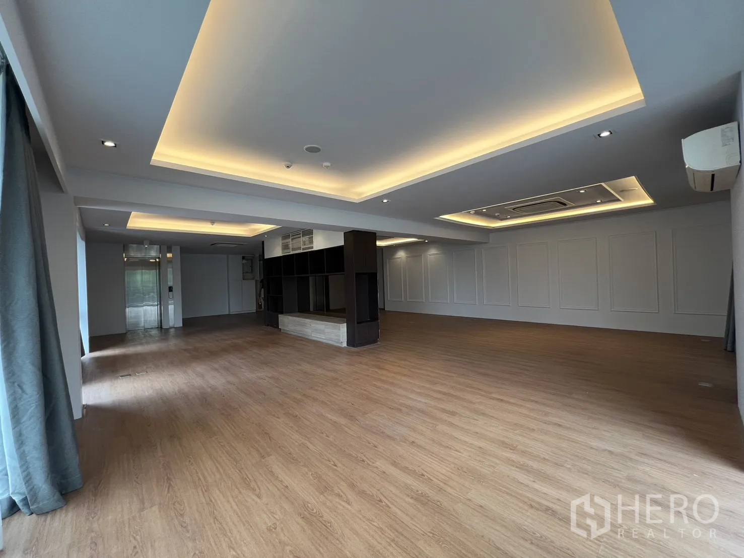 零售空间 出租在Khlong Toei, Bangkok - 屋顶室内空间，通透落地窗观城景