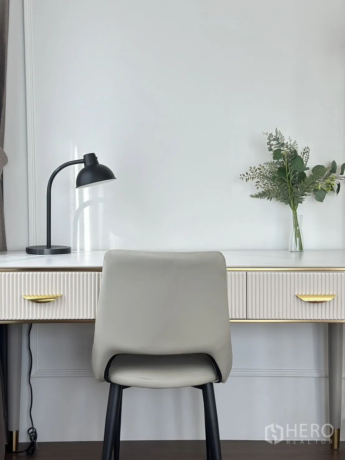 独立式住宅 出租或出售 - 居家办公书桌，竖纹抽屉，台灯与座椅，临窗摆放。