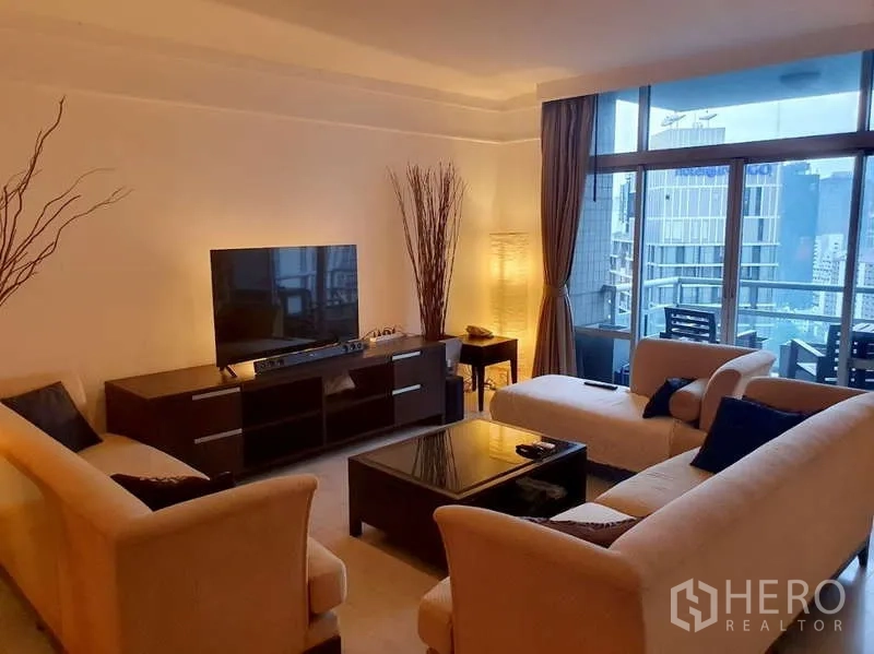 คอนโด ขายในPathum Wan, Bangkok - ห้องนั่งเล่นเปิดสู่ระเบียงกระจก วิวสกายไลน์