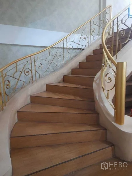 อาคารพาณิชย์ ให้เช่าในHuai Khwang, Bangkok - บันไดโค้งราวจับสีทองตกแต่งลวดลาย พร้อมขั้นบันไดไม้