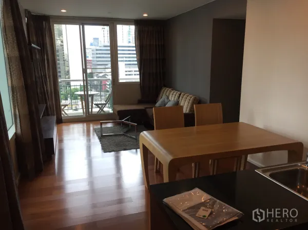 คอนโด ให้เช่าหรือขายในWatthana, Bangkok - ห้องนั่งเล่นเชื่อมระเบียง ประตูกระจกบานเลื่อน พร้อมวิวเมือง