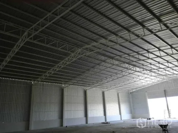 货栈 出租在Khlong Luang, Pathum Thani - 空銮县仓库内部，高挑钢桁架屋顶与金属围护，宽阔可用地面。