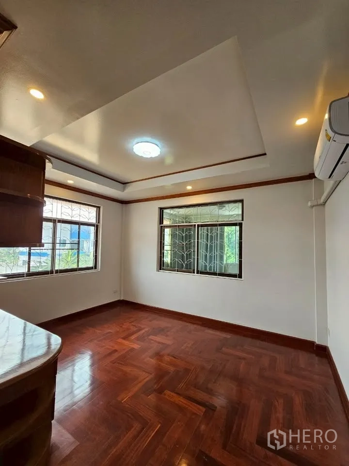 สำนักงานที่บ้าน for rent in Wang Thonglang, Bangkok - ห้องสว่างพื้นไม้ แอร์ และหน้าต่างมุม เหมาะจัดเป็นออฟฟิศ