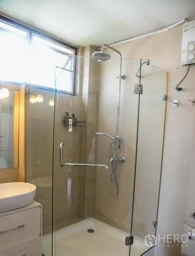 สำนักงานที่บ้าน ให้เช่าในMin Buri, Bangkok - ห้องน้ำสไตล์โมเดิร์น ตู้อาบน้ำกระจก ฝักบัวเรนชาวเวอร์ และหน้าต่าง