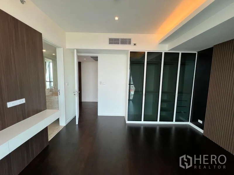 Condominium for rent - Bright room with wood floors and full-height dark glass wardrobes, ideal as a third bedroom.