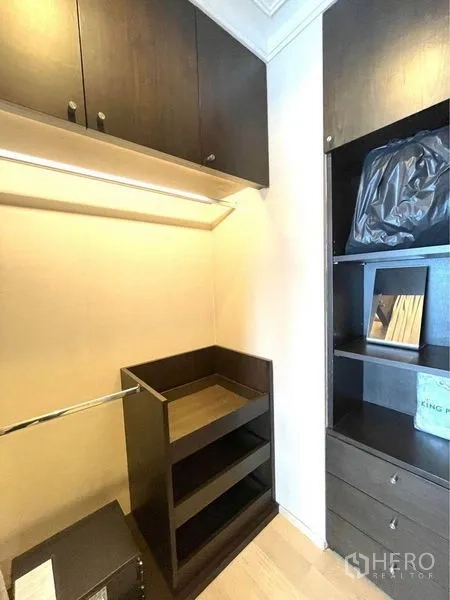 คอนโด ให้เช่าในWatthana, Bangkok - ห้องแต่งตัวแบบวอล์คอิน ตู้ไม้สีเข้ม ชั้นวางของ และราวแขวนเสื้อ