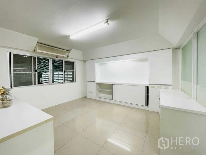 คลังสินค้า ให้เช่าในBang Khun Thian, Bangkok - ห้องแพนทรีหรือห้องพนักงานพร้อมตู้บิลท์อินสีขาวและหน้าต่าง