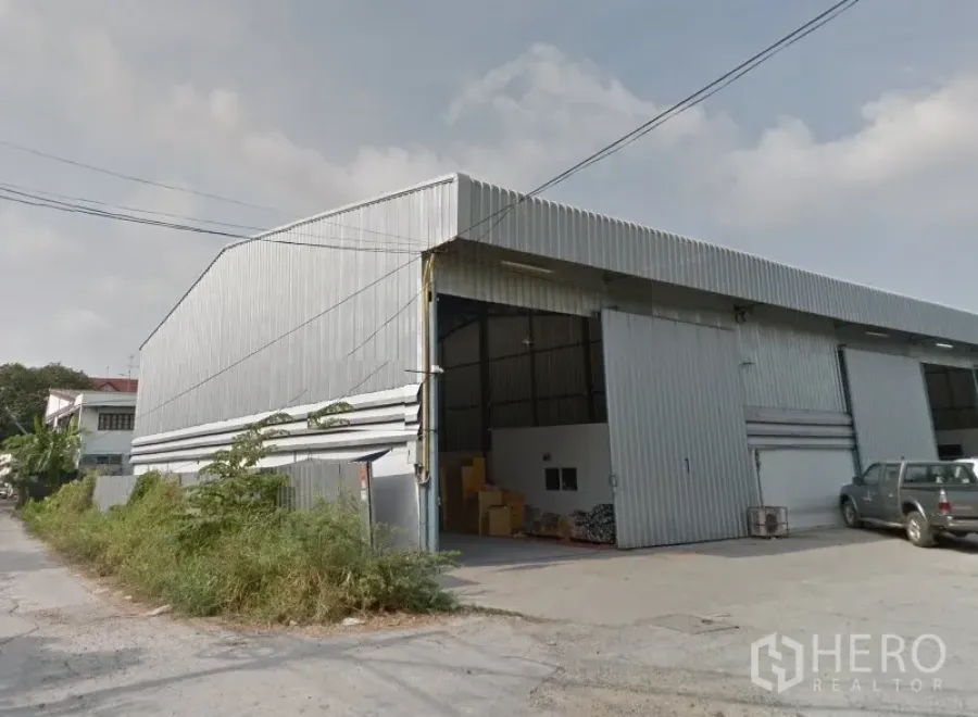คลังสินค้า ให้เช่าในPak Kret, Nonthaburi - อาคารโกดังผนังเมทัลชีท ปากเกร็ด หลังคาทรงจั่วสูง ประตูสไลด์กว้าง พร้อมลานคอนกรีตหน้าโกดังริมซอย