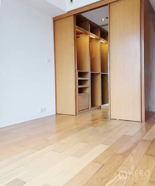 คอนโด ให้เช่าในSathon, Bangkok - พื้นที่วอล์กอินคลอเซ็ตบิวท์อินพร้อมชั้นวาง พื้นไม้โทนอ่อน