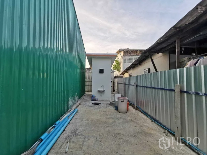 Warehouse for rent in Bang Na, Bangkok - Rear service area with outdoor sink beside green wall