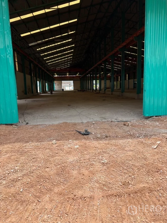 工厂 出租在Mueang Samut Sakhon, Samut Sakhon - 绿色大滑门从院场直通宽敞的厂房内部。