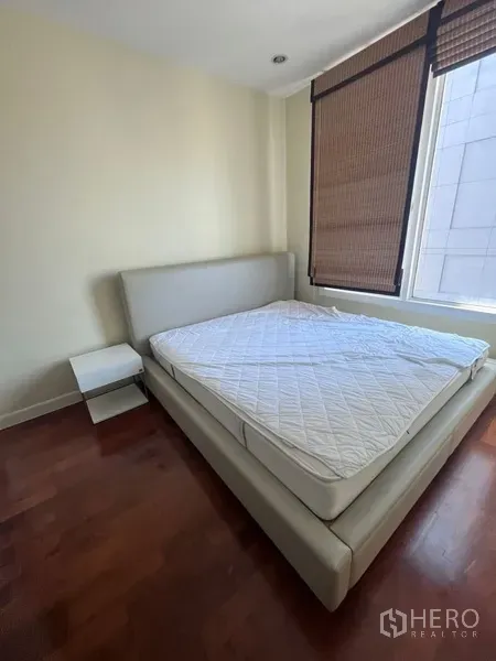 คอนโด ให้เช่าในKhlong Toei, Bangkok - ห้องนอนรอง เตียงบุนวม โต๊ะข้างเตียง มู่ลี่โรลเลอร์ รับแสงธรรมชาติเต็มที่