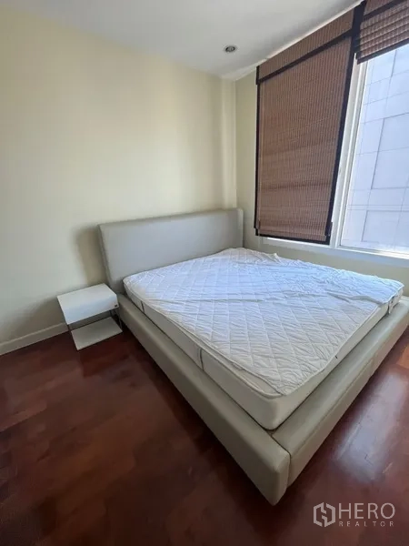 คอนโด ให้เช่าในKhlong Toei, Bangkok - ห้องนอนรอง เตียงบุนวม โต๊ะข้างเตียง มู่ลี่โรลเลอร์ รับแสงธรรมชาติเต็มที่