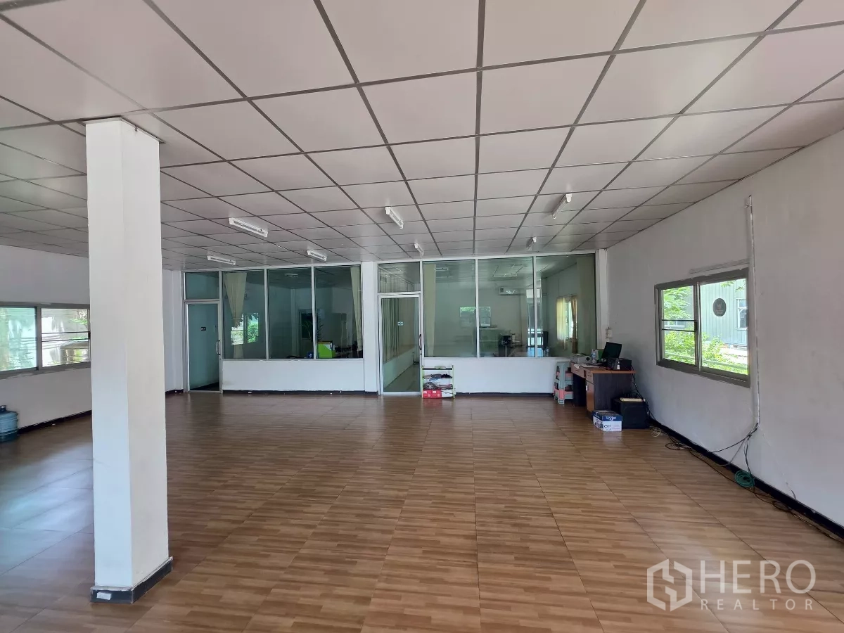 Factory for rent in Mueang Samut Sakhon, Samut Sakhon - Open‑plan office space with a glass meeting room, tiled floors and ample natural light.