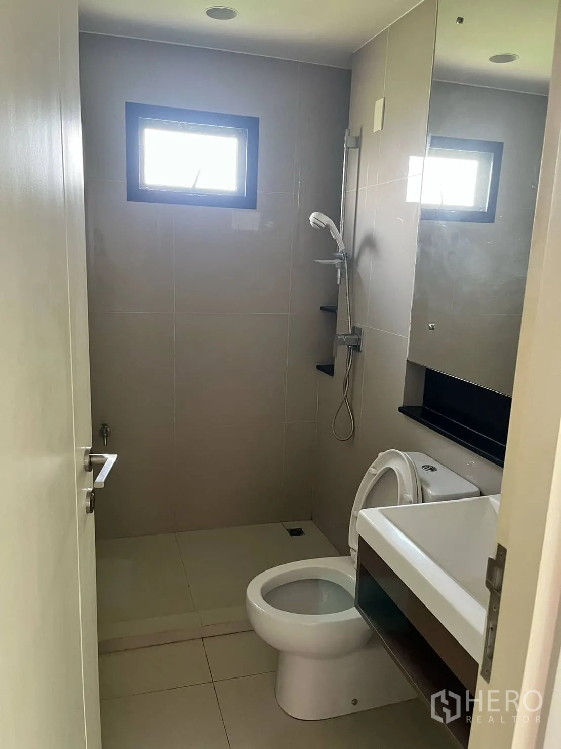 บ้าน ให้เช่าหรือขายในLam Luk Ka, Pathum Thani - ห้องน้ำกะทัดรัด พร้อมโซนอาบน้ำแบบวอล์กอิน กระจกบานใหญ่ และช่องแสง