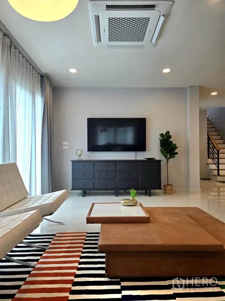 บ้านเดี่ยว for rent or sale in Bang Phli, Samut Prakan - ห้องนั่งเล่นมีทีวีติดผนัง ตู้วางทีวี และแอร์ฝังฝ้า