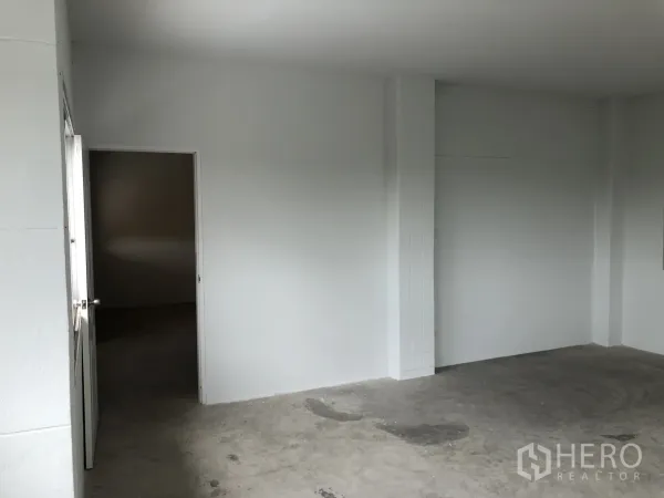 联排别墅 出售在Bang Bua Thong, Nonthaburi - 室内开放空间，通向后室的门，混凝土地坪。
