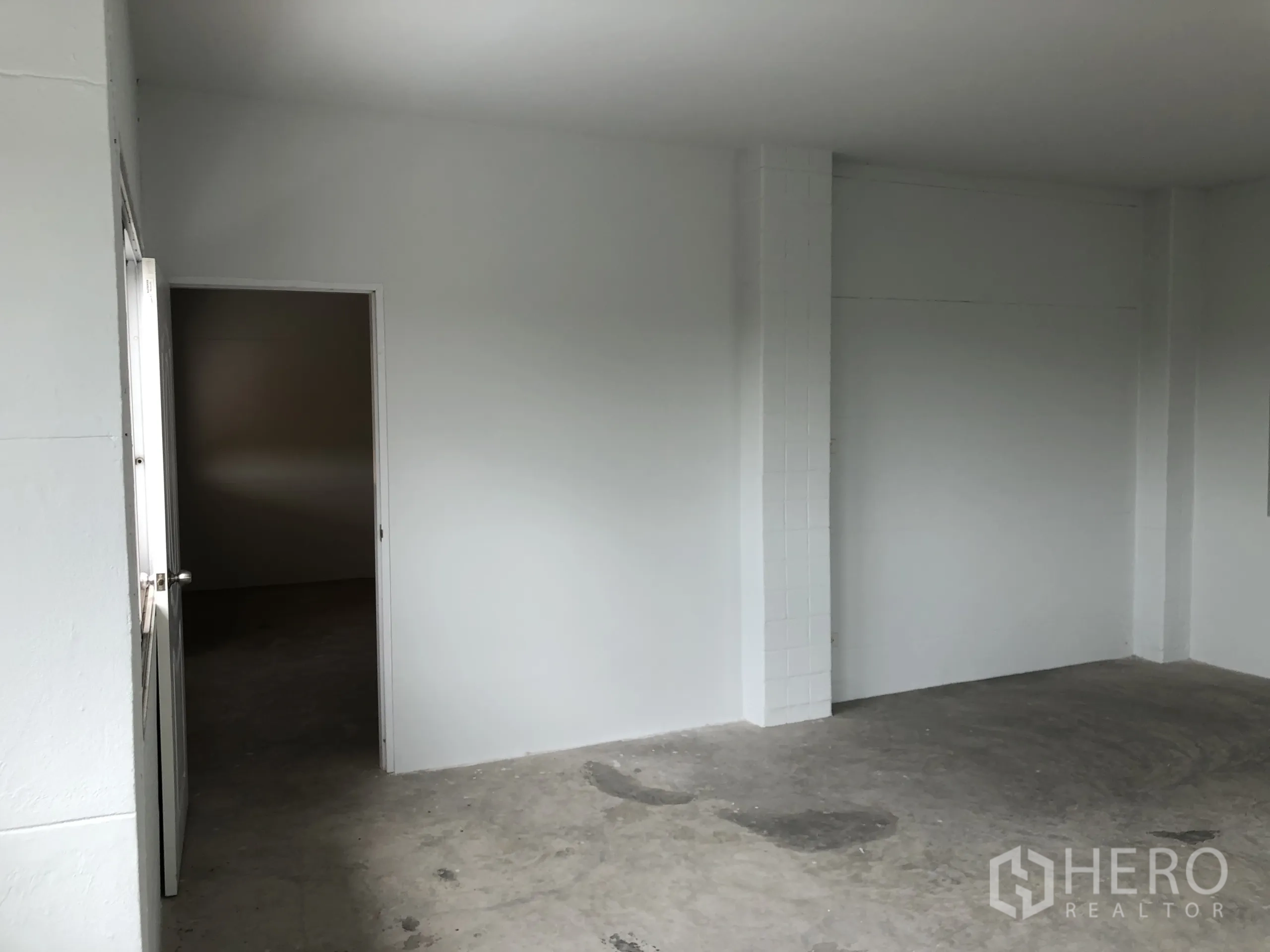 联排别墅 出售在Bang Bua Thong, Nonthaburi - 室内开放空间，通向后室的门，混凝土地坪。