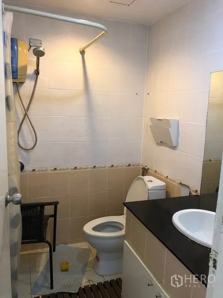 คอนโด ขายในWatthana, Bangkok - ห้องน้ำพร้อมฝักบัว เครื่องทำน้ำอุ่น อ่างล้างหน้า กระจกบานใหญ่ และโถสุขภัณฑ์