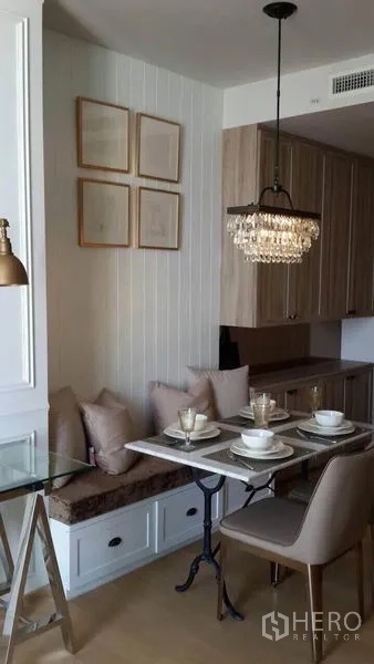 คอนโด ให้เช่าในPhaya Thai, Bangkok - มุมทานอาหารพร้อมเบาะนั่งบิวต์อิน เก้าอี้สองตัว และโคมระย้าข้างครัว