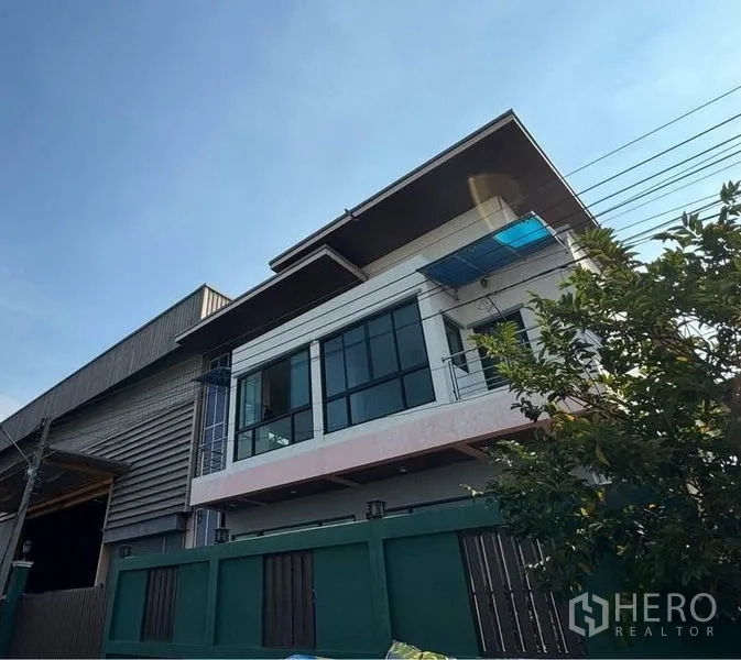 Warehouse for rent or sale in Mueang Samut Sakhon, Samut Sakhon - Modern two-storey office frontage and perimeter fence adjacent to the warehouse building.