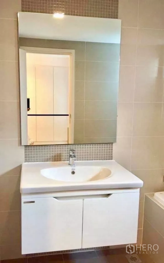 คอนโด ให้เช่าในWatthana, Bangkok - เคาน์เตอร์อ่างล้างหน้าโมเดิร์น กระจกขนาดใหญ่และผนังโมเสก