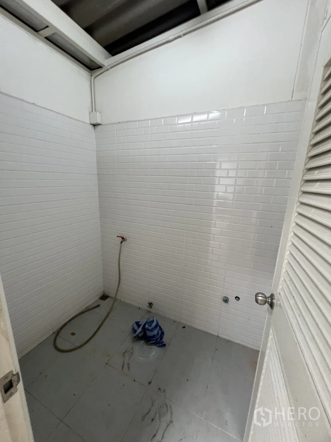 店屋 出租在Khlong Toei, Bangkok - 带瓷砖墙面的杂物/水管间，适合茶水或洗衣。