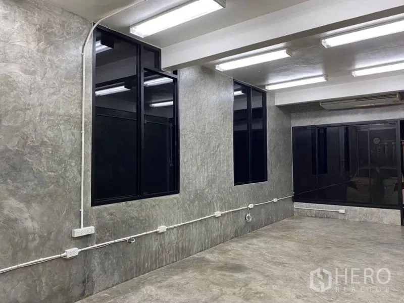 สำนักงานที่บ้าน ให้เช่าในBang Rak, Bangkok - ห้องทำงานสว่าง หน้าต่างกรอบดำ ผนังคอนกรีต และเดินสายไฟลอย