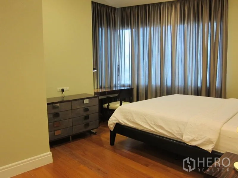 คอนโด ให้เช่าในKhlong Toei, Bangkok - มุมห้องนอนที่มีหน้าต่างบานใหญ่พร้อมผ้าม่าน ตู้ลิ้นชัก และโต๊ะทำงาน