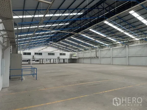 工厂 出租在Nonthaburi - 宽敞厂房，钢桁架屋顶、天窗与抬高办公室