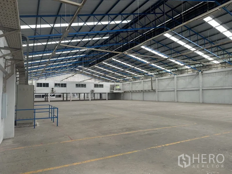 工厂 出租在Nonthaburi - 宽敞厂房，钢桁架屋顶、天窗与抬高办公室