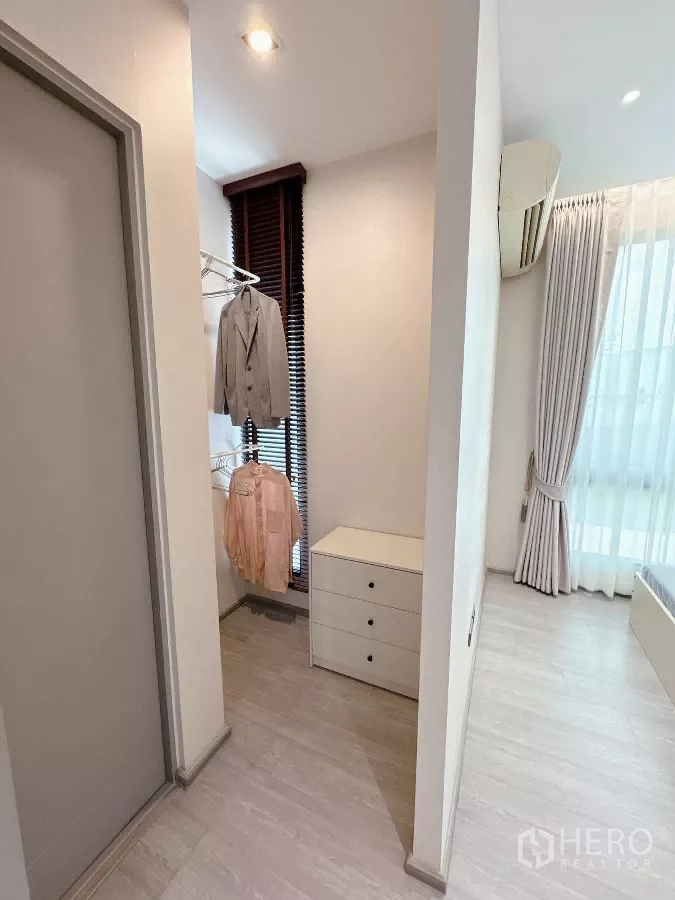 ทาวน์เฮาส์ ให้เช่าหรือขายในLat Phrao, Bangkok - มุมนั่งแต่งตัวพร้อมลิ้นชักข้างหน้าต่าง