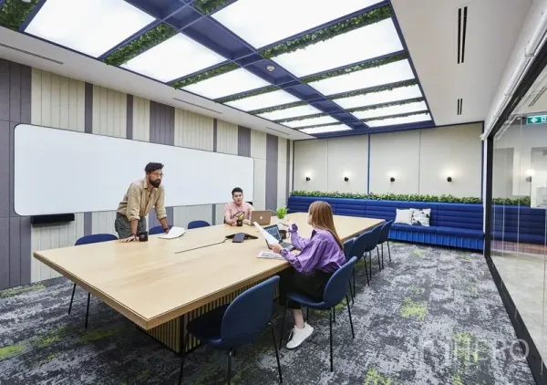 办公空间 出租在Pathum Wan, Bangkok - 玻璃会议室，长木桌、顶置灯带与白板。