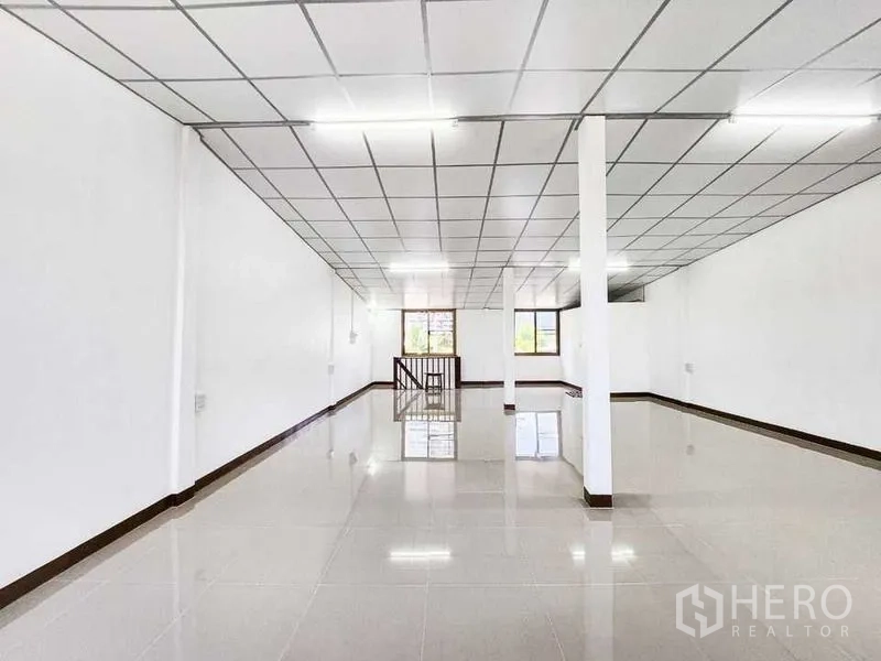 สำนักงานที่บ้าน ให้เช่าในKhlong Toei, Bangkok - ห้องโล่งชั้นบน มีช่องเปิดบันได ฝ้าทีบาร์ และหน้าต่างกว้าง.