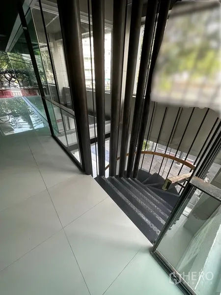 พื้นที่ขายปลีก ให้เช่าในBang Rak, Bangkok - ชานบันไดภายใน ราวเหล็ก พร้อมผนังกระจกเต็มสูง