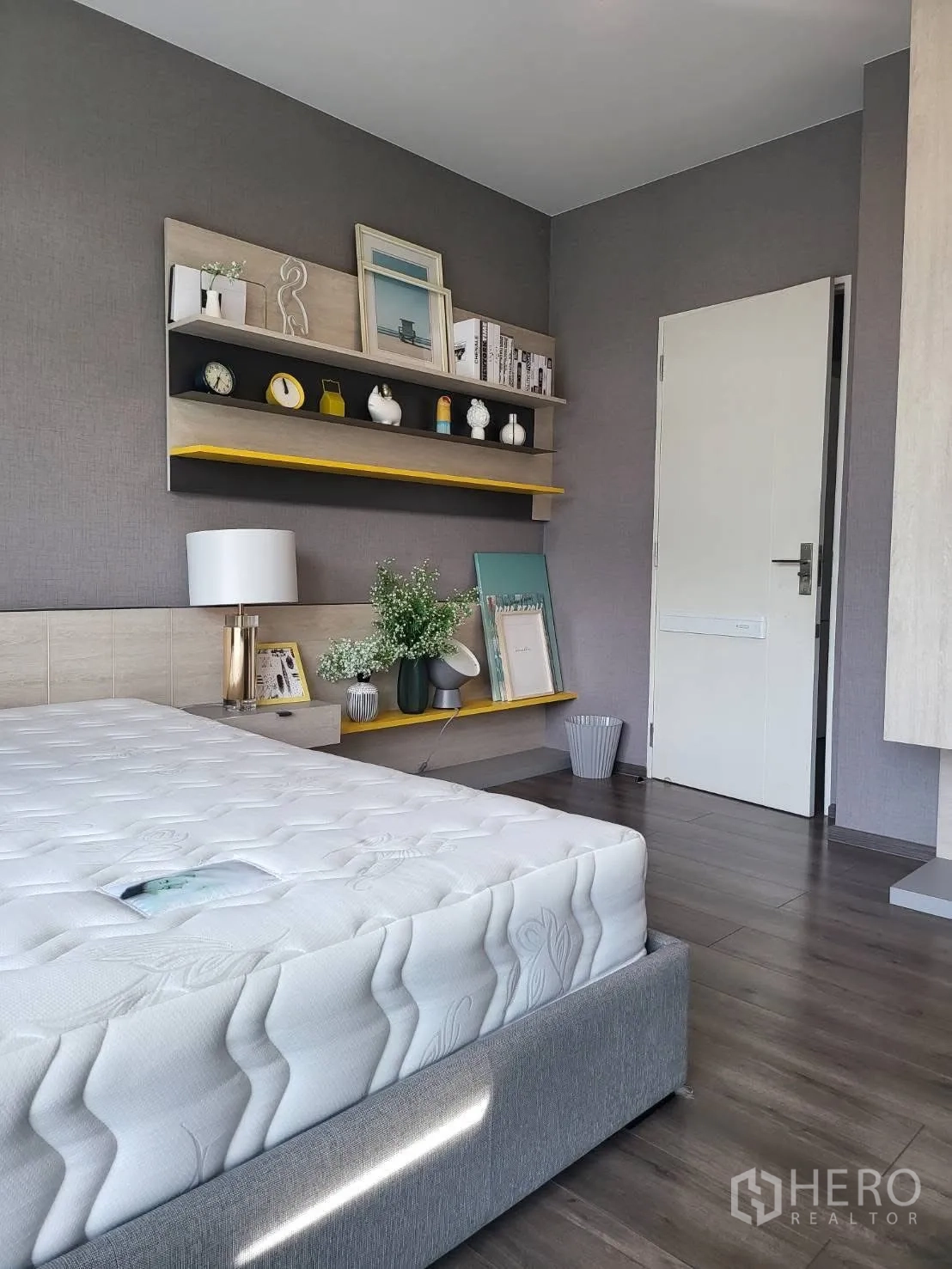 บ้านเดี่ยว for rent in Bang Phli, Samut Prakan - ห้องนอนสว่างไสว เตียงโทนเทา ชั้นลอย และพื้นไม้