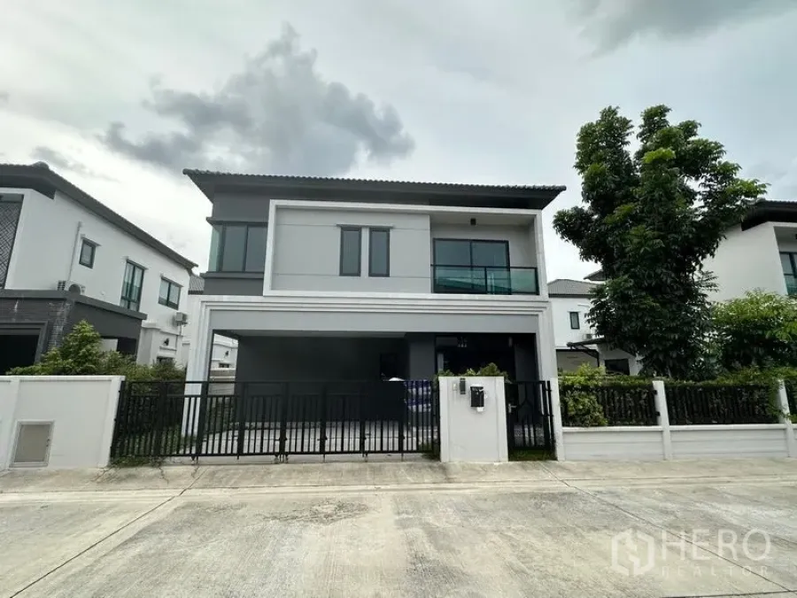 Detached House for sale in Khlong Sam Wa, Bangkok - Front view of the detached house with black gate and private fence