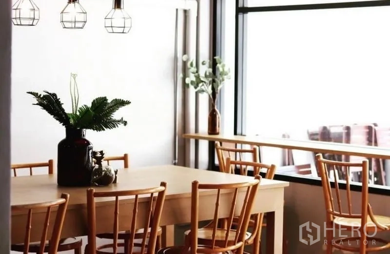 ทาวน์เฮาส์ ให้เช่าในChatuchak, Bangkok - มุมรับประทานอาหารสว่างใกล้หน้าต่างบานใหญ่ เก้าอี้ไม้และโคมไฟกรง
