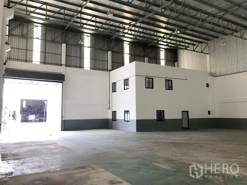 โรงงาน ให้เช่าหรือขายในSamut Prakan - พื้นที่ผลิตกว้างโปร่ง เพดานสูง พร้อมอาคารออฟฟิศมุมด้านในโรงงาน