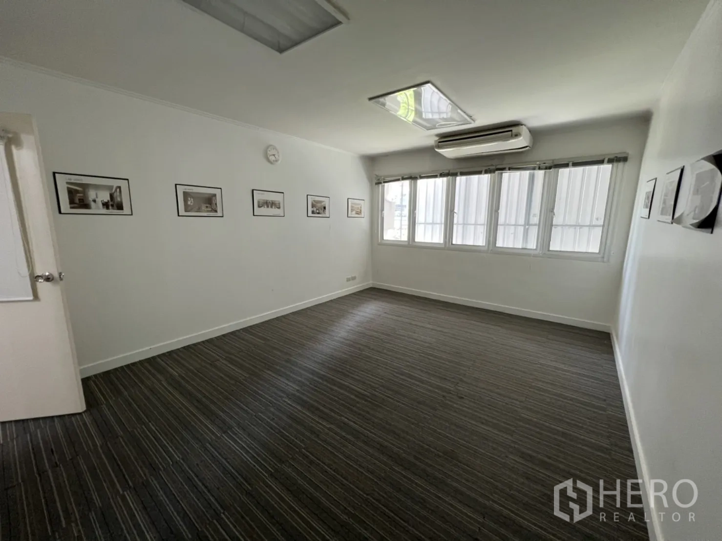 店屋 出租或出售在Watthana, Bangkok - 采光良好的会议室，百叶窗与墙面照片