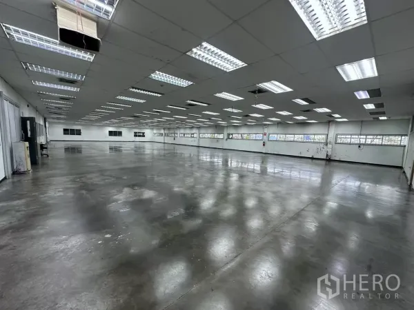 โรงงาน ขายในLat Krabang, Bangkok - โซนการผลิตกว้าง พื้นเงาสะท้อนและไฟฟลูออเรสเซนต์หลายแถว