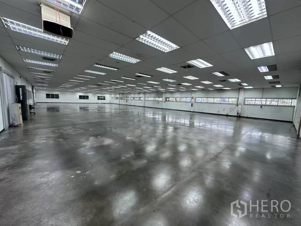 โรงงาน ขายในLat Krabang, Bangkok - โซนการผลิตกว้าง พื้นเงาสะท้อนและไฟฟลูออเรสเซนต์หลายแถว