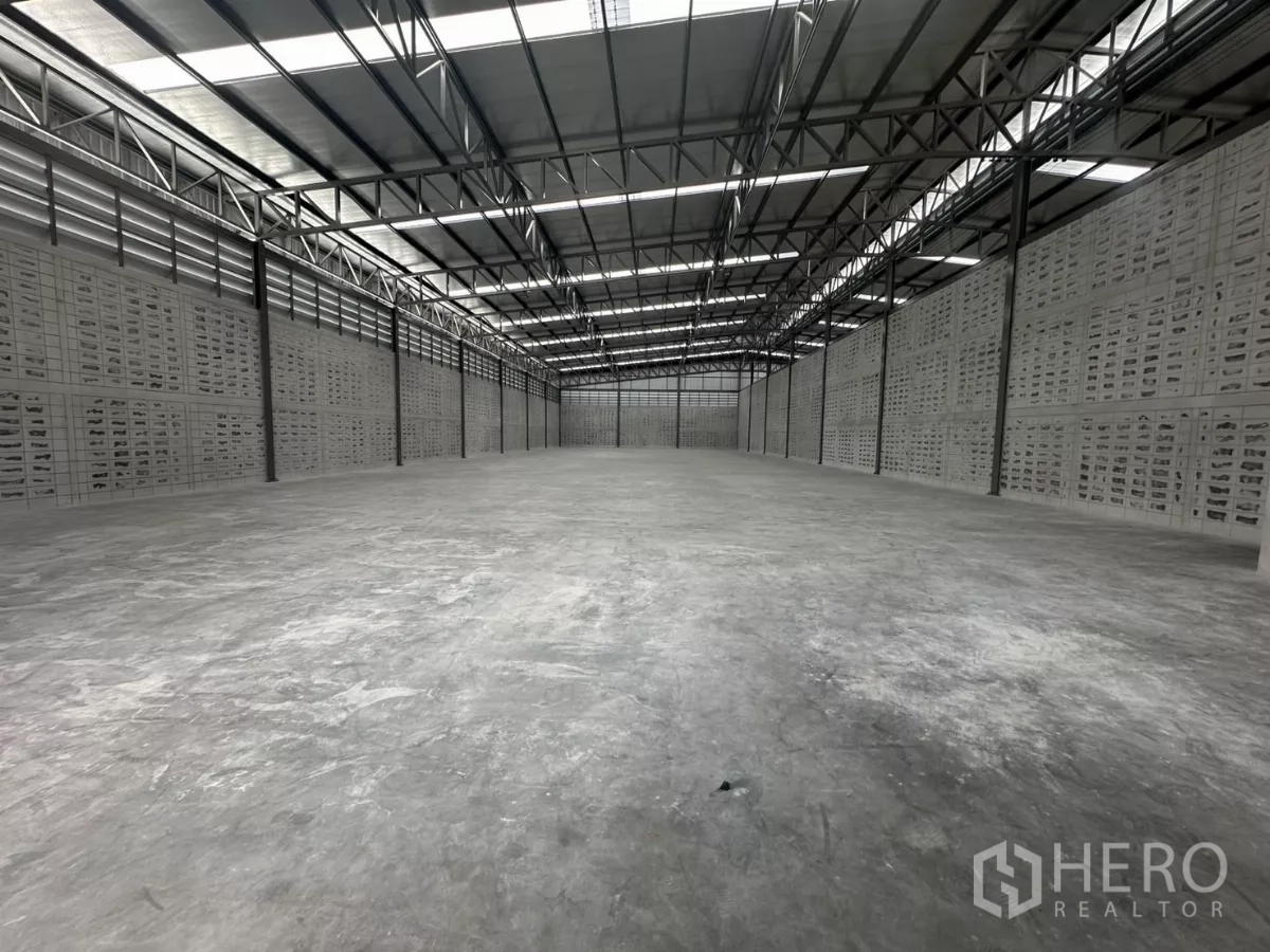 Warehouse for rent in Khlong Toei, Bangkok - Open column‑free warehouse floor under insulated metal roofing with natural light.
