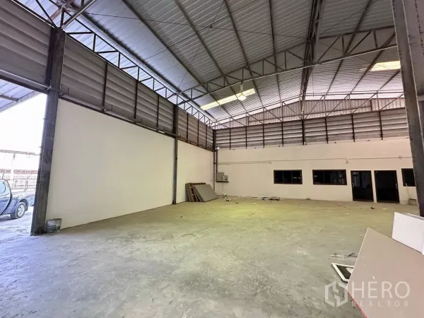 工厂 出租在Samut Prakan - 靠近办公区的高净空仓库车间，车辆出入方便