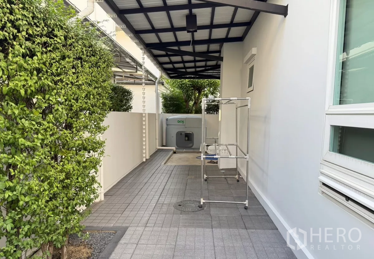 Detached House for rent in Prawet, Bangkok - Rear utility area with awning, water tank and drying rack