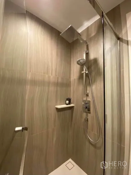 公寓 出租或出售在Phaya Thai, Bangkok - 玻璃淋浴间，配顶喷与手持花洒。