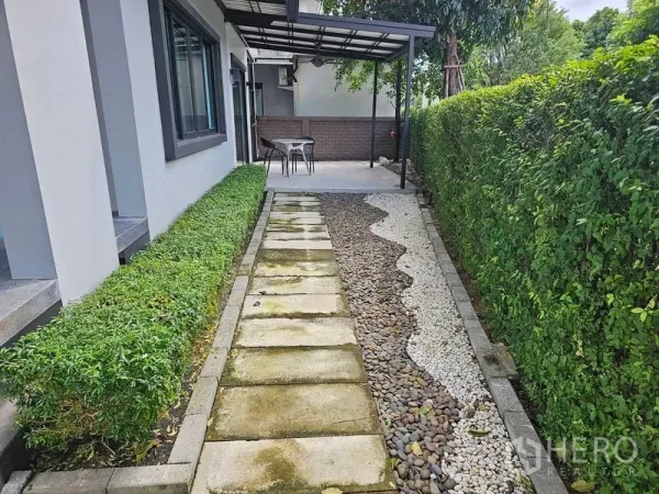 บ้าน ให้เช่าหรือขายในLam Luk Ka, Pathum Thani - สวนข้างบ้านทางเดินแผ่นหินกับกรวดและเฉลียงมีหลังคา